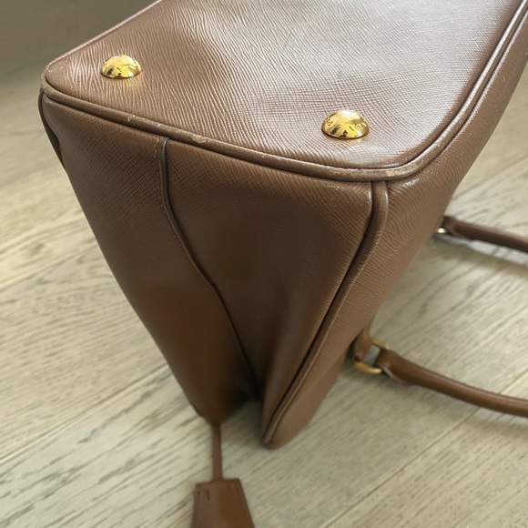 ❌SOLD ❌ Prada Saffiano Lux Medium Bag - Picture 6 of 8